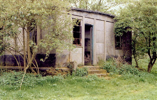 airmensbarracks2.jpg (122862 bytes)