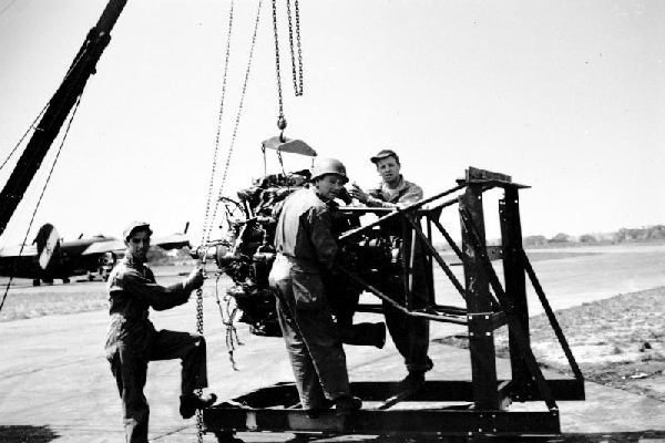 groundenginehoist.jpg (46155 bytes)