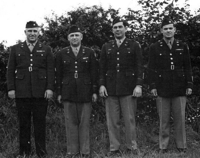 groundpersonnel.jpg (86890 bytes)