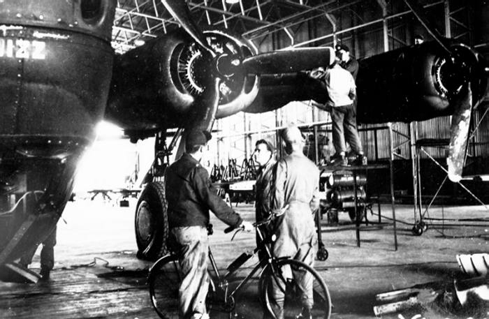 insidehangar.jpg (64300 bytes)